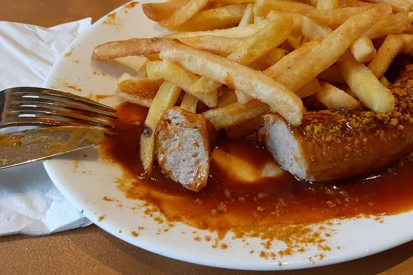 Currywurst mit Pommes